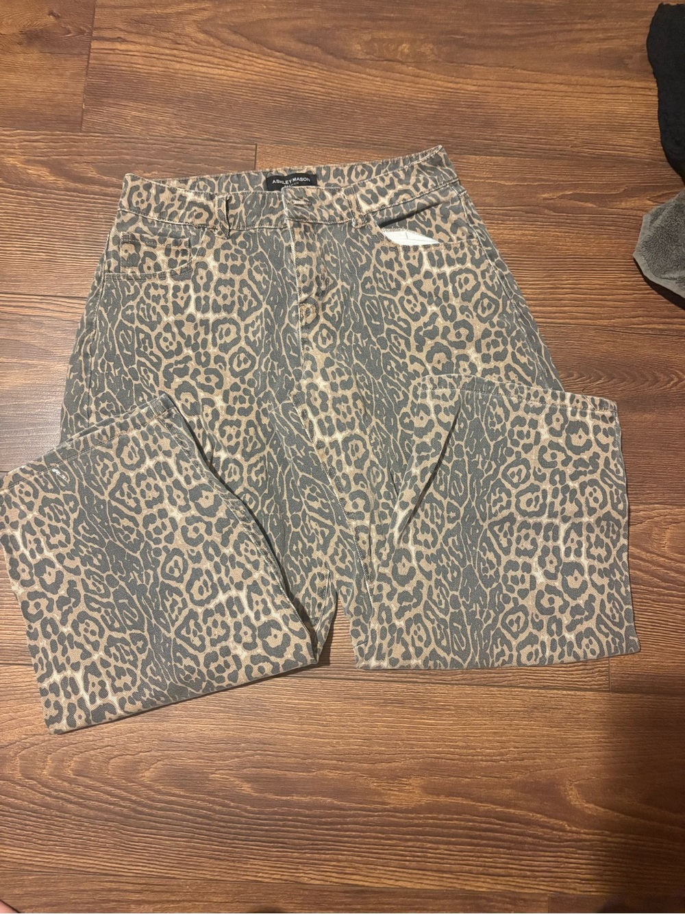 Ashley Mason Women's Straight Leg Jeans - Beige and Gray Leopard